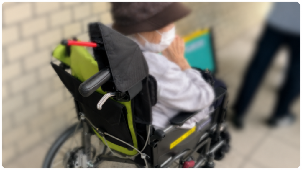 訪問介護で車椅子の利用者さんを押している写真